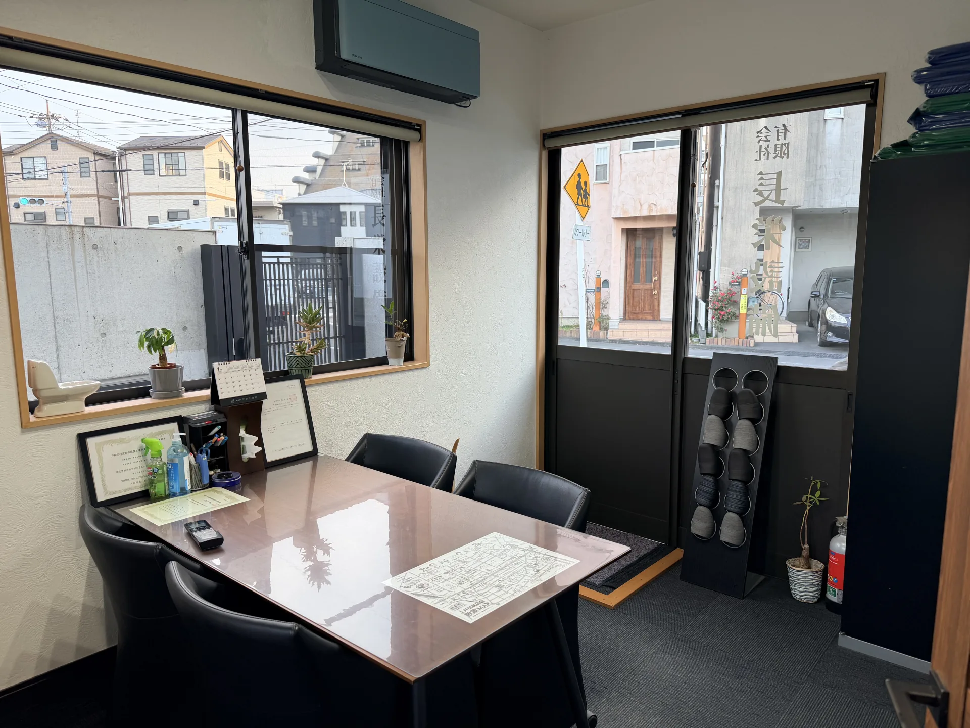 社用バンと並ぶ長栄設備の職人チーム