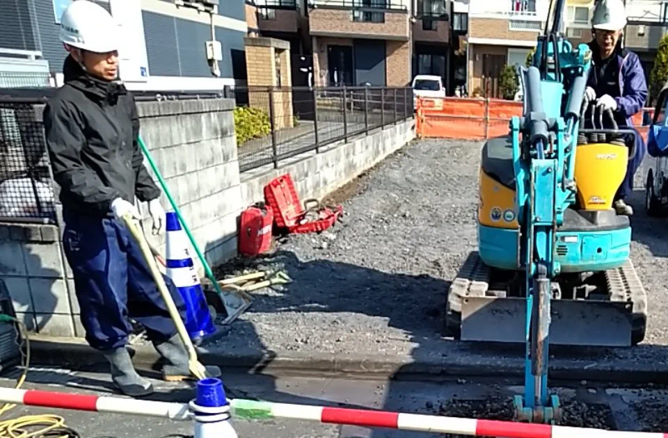 道路を掘削して行う給水管取出し工事の現場